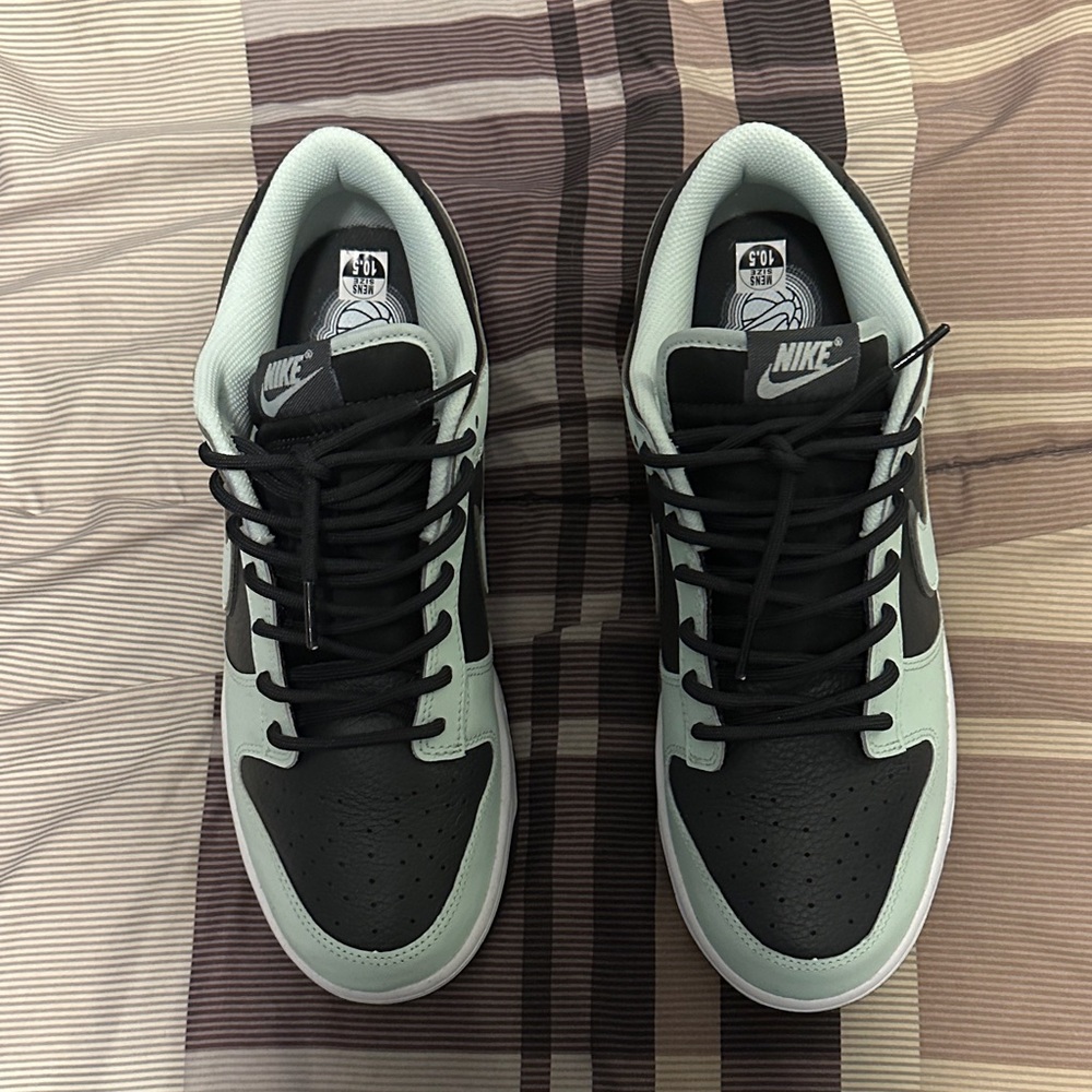 Nike Dunk Low
Retro Premium